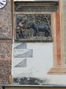 Pernštejsnká pověst na kamenném reliéfu zdobí dům knihovny