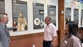 Ředitel muzea Tomáš Libánek představuje výstavu návštěvníkům v Ennisu