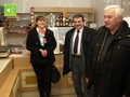 Olga Ondráčková z MAS Hlinecko radní Kroutil a předseda prac skupiny Petr Zaremba v prodejně Dřevíkov. Ilustrační foto.