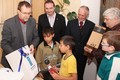 Hejtman Radko Martínek v dětském domově předával dětem vánoční dárky společně s generálním ředitelem firmy Sitel Josefem Svobodou a senátorem Miroslavem Antlem. Foto: Luboš Kozel