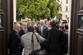 Prezident vstupuje do budovy Krajského úřadu Pardubického kraje