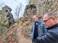 Hrad navazoval na sklaní útvary v místě