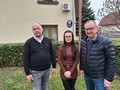 Vít Novák, starostka Michaela Charvátová a Roman Línek u obecního úřadu