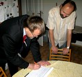 Hejtman se zapsal do návštěvní knihy domova, kde opuštěné děti opravdu žijí jako v normální rodině. Foto: archiv