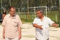 Hejtman se starostou Starého Máteřova Pavlem Sehnoutkou při prohlídce místního hřiště. Foto: Luboš Kozel