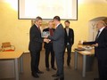 Rektor Univerzity Pardubice přebírá cenu za rekonstrukci budovy na náměstí Legií