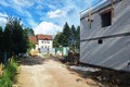 U silnice roste nový dvojdomek, stará budova se zbourá