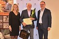 Nositelem tradice je také řezbář Štefan Hrudka, na snímku s Magdou Křivanovou a Romanem Línkem