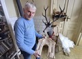 Štefan Hrudka s polotovarem brány uvozující alej na Horu Matky Boží v Králíkách