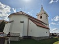 Kolem kostela je hřbitov