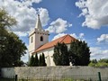 Kostelní věž s cimbuřím září opravená nad obcí Stolany
