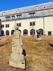 Socha sv. Anežky s dětmi na nádvoří je nečekaně aktuální