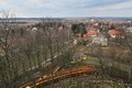Tady roste dřevěná lávka přístupná od léčebny