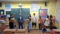 Ladislav Valtr předal dárky a poděkoval jak žákům školy, tak jejich učitelce paní Doležalové, která je na dopravní soutěže připravuje