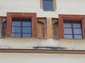Terakotové ostění a původní výklenky domu před velkým požárem města