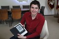 Václav Kotyza dostal darem elektronickou čtečku knih