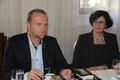 Z jednání hejtman Martin Netolický s ředitelkou školy Zuzanou Pecháčkovou