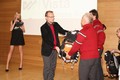 Z rukou hejtmana Martina Netolického přebírají Rescue batohy náčleníci horské služby Josef Šifra a Michal Klimeš. Foto: Luboš Kozel