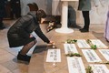 Zapalování svíček za přínos dalším generacím