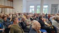 Zaplněný sál při setkání na počest známého arboristy