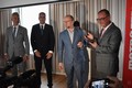 Hejtman Martin Netolický a náměstek Roman Línek dostali od stavbařů nazpátek klíče po provedené rekonstrukci hlavní budovy Automatických mlýnů
