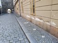 Zelenobranská ulice, kde padá omítka