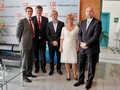 Zprava Petr Lukáš z T-Mobile, radní Ludmila Navrátilová, hejtman Martin Netolický, Andreas Bentz z T-Systems a Daniel Michel