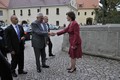 Prezidenta vítá na Zámku Pardubice ředitelka VČM Jitka Rychlíková