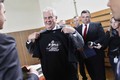 Prezident dostal památeční tričko  gymnázia