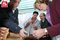 Instalatérské řemeslo si vyzkoušela také náměstkyně hejtmana Jana Pernicová. Pozadu nezůstala ani její kolegyně z Královéhradeckého kraje Táňa Šormová. Foto Ivan Hudeček