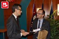 Hejtman Martin Netolický předal jako dar francouzskému velvyslanci Jean-Pierrovi Asvazadourianovi CD s nahrávkou Mé vlasti