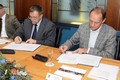 Předseda představenstva enteria Libor Joska (vpravo) stvrdil podpisem závazek, že budou tři roky sponzorovat druhý největší festival v Česku. Foto: Miloš Spáčil