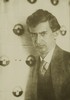 Portrét Josefa Gočára před kachlovými kamny ve vile v Krucemburku