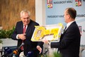 Hejtman předává prezidentovi symbolický perníkový klíč od kraje
