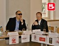 Donátoři vyzkoušeli podmínky zrakově postižených. Zleva Petr Zadák ze Elektráren Opatovice a radní Pavel Šotola. Foto: KONEP